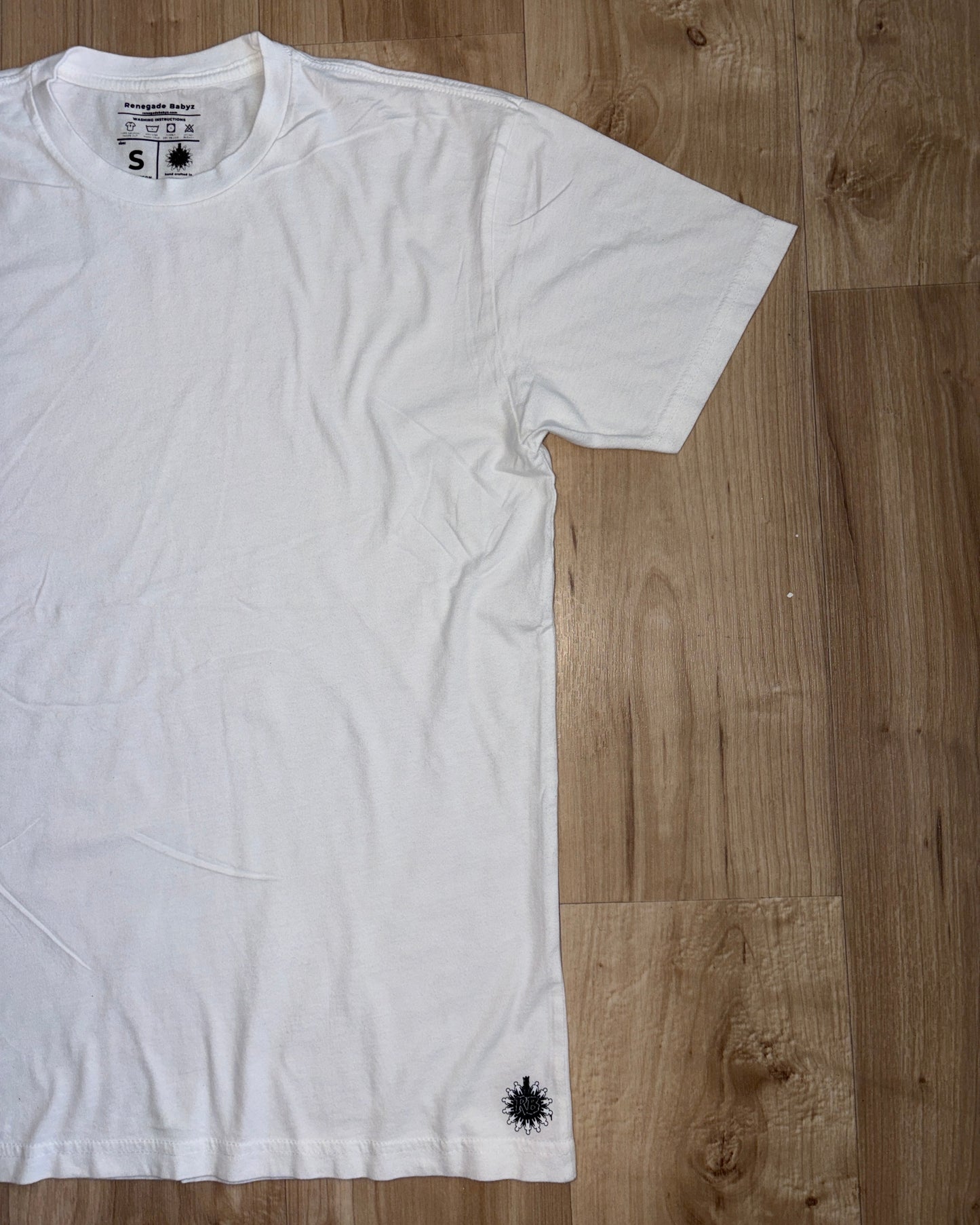 NEW! white “RB essential” T-shirt