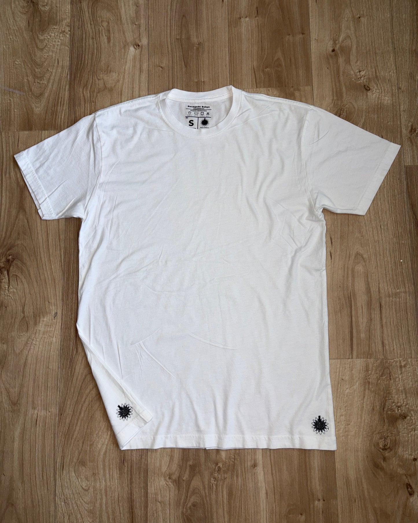 NEW! white “RB essential” T-shirt